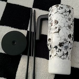 Hydropeak 40oz skull tumbler